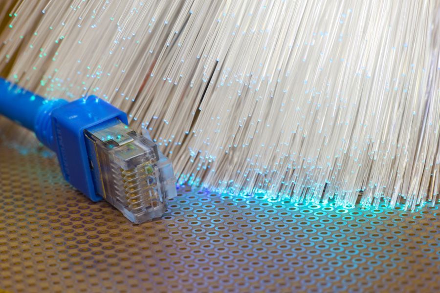 Eine Nahaufnahme eines Ethernet-Kabels mit herauskommenden Glasfaserkabeln
