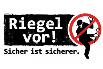 Ein schwarz-weißes Schild mit der Aufschrift „Riegel vor“