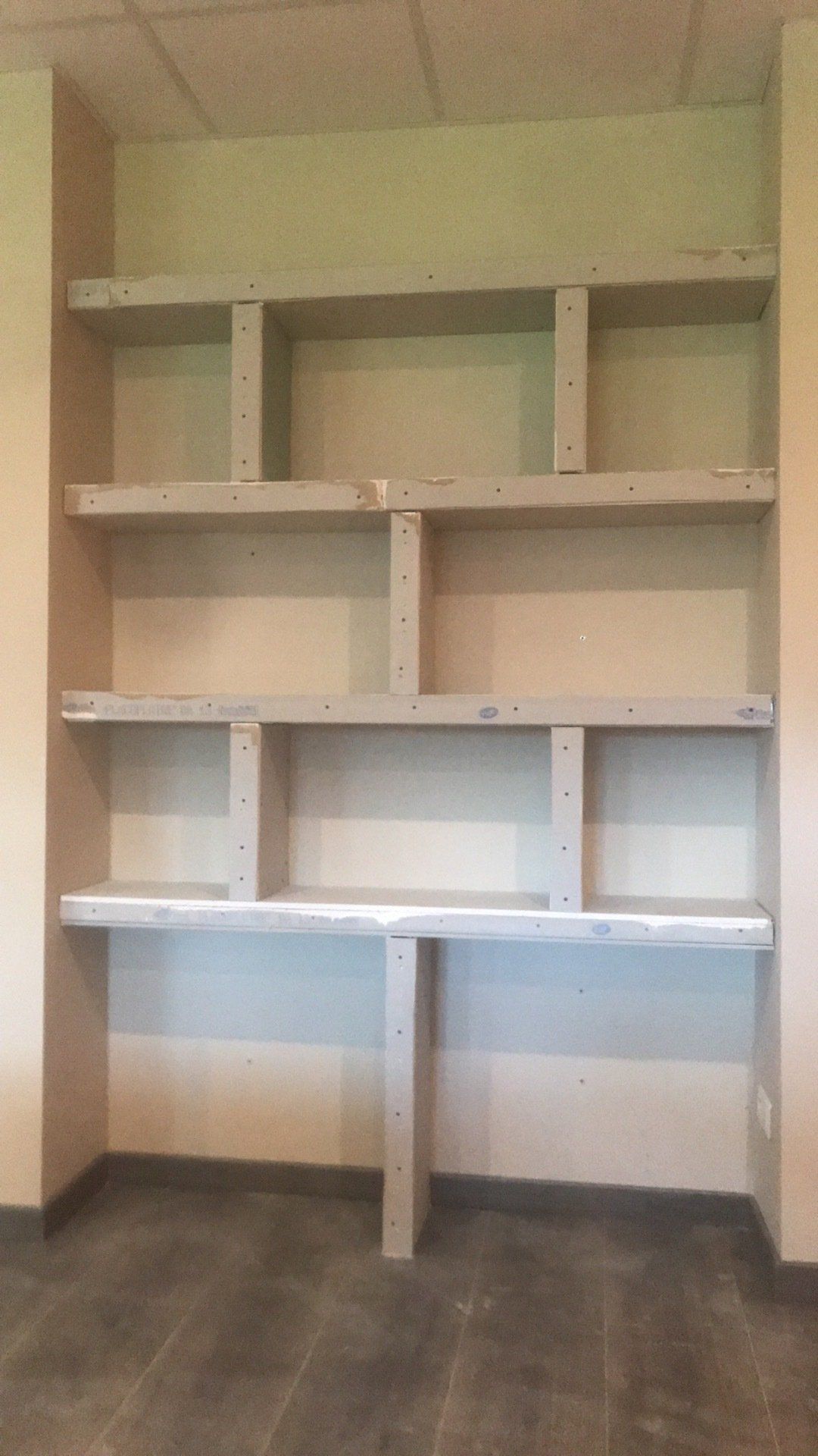 Bibliothèque en carreaux de plâtre