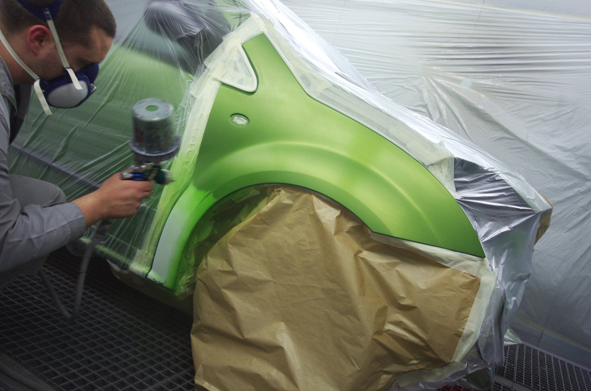 Pistolet à peinture et carrosserie verte