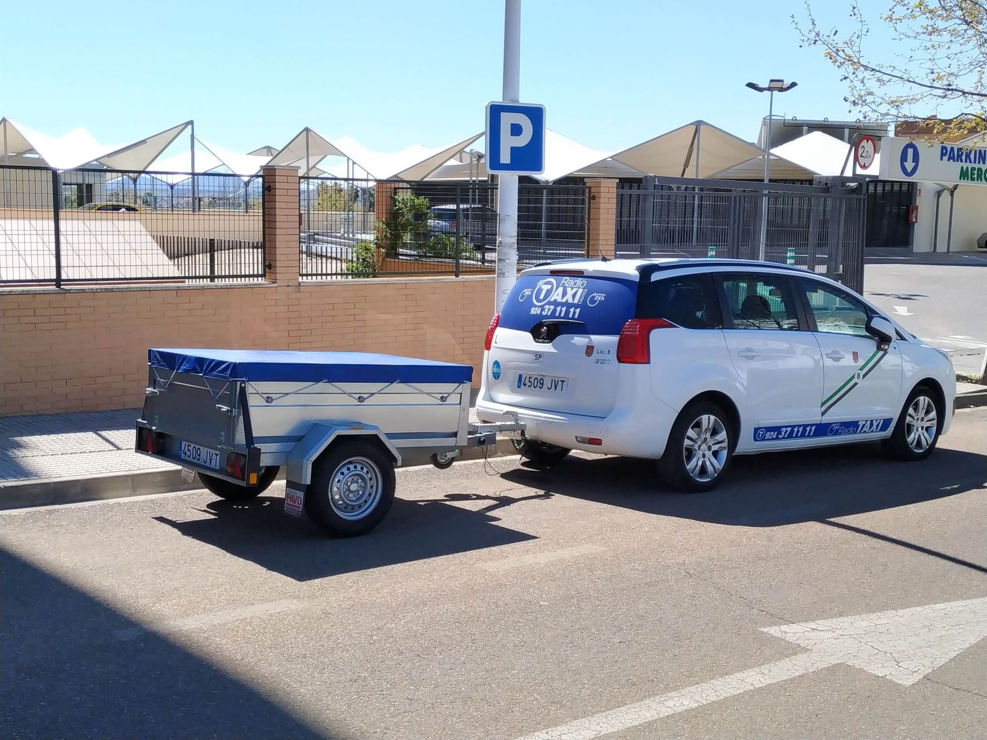 Un coche blanco con la palabra taxi en la parte trasera.