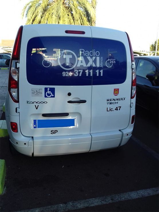 Una camioneta blanca con la palabra taxi en la parte trasera