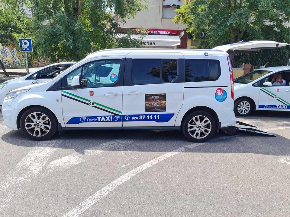 Una camioneta blanca con la palabra taxi en el costado
