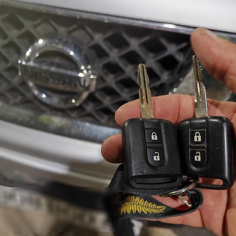 Deux clés noires devant une voiture