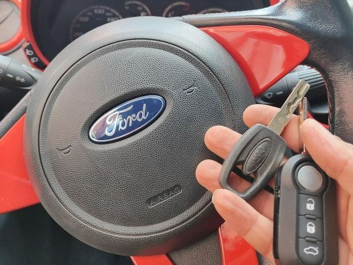 Deux clés devant un volant