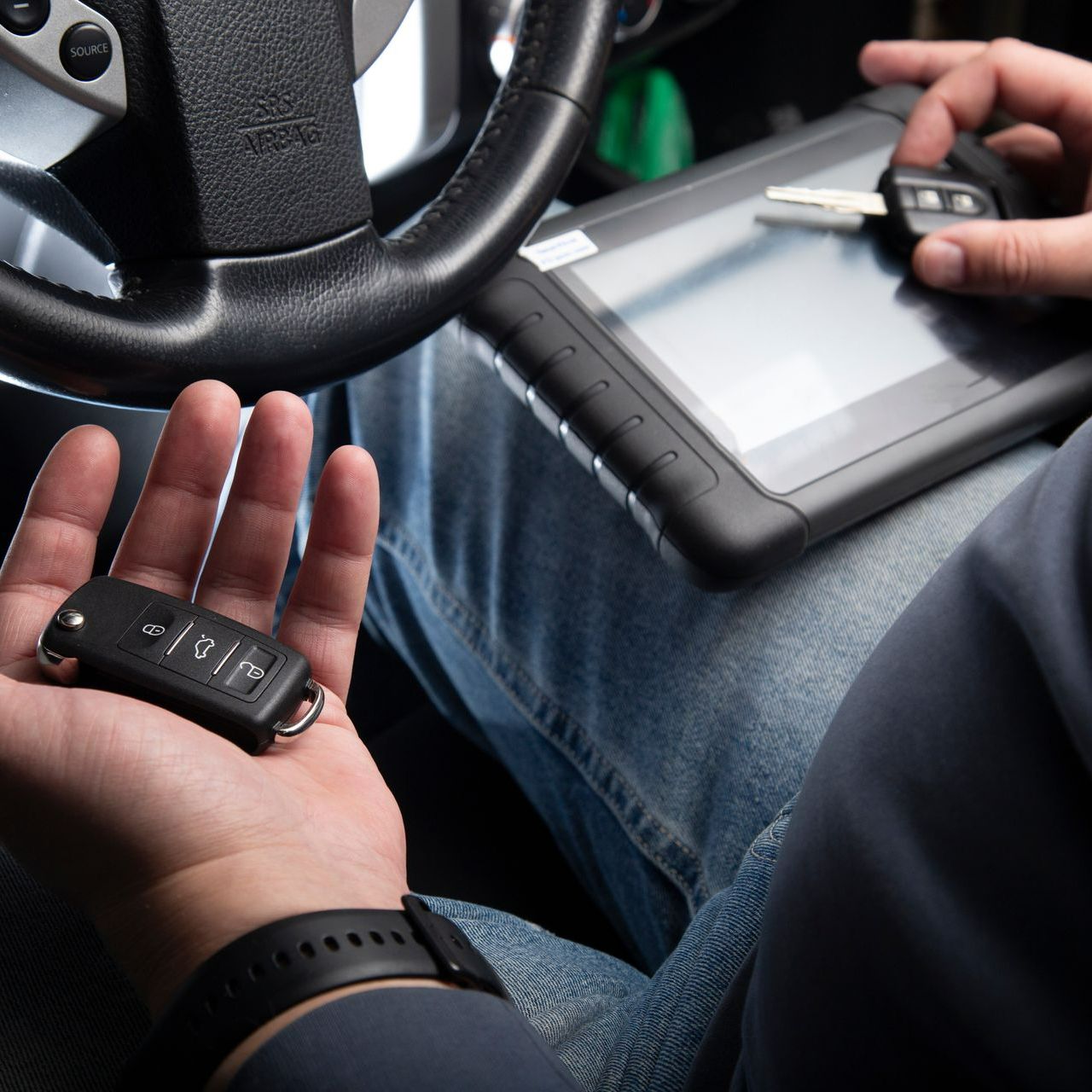 Un homme programmant une clé dans une voiture