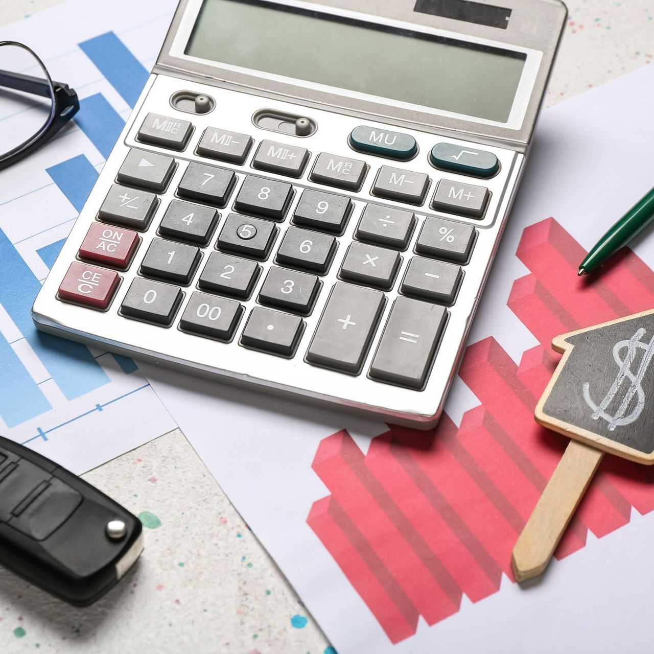 Une clé à côté d'une calculette