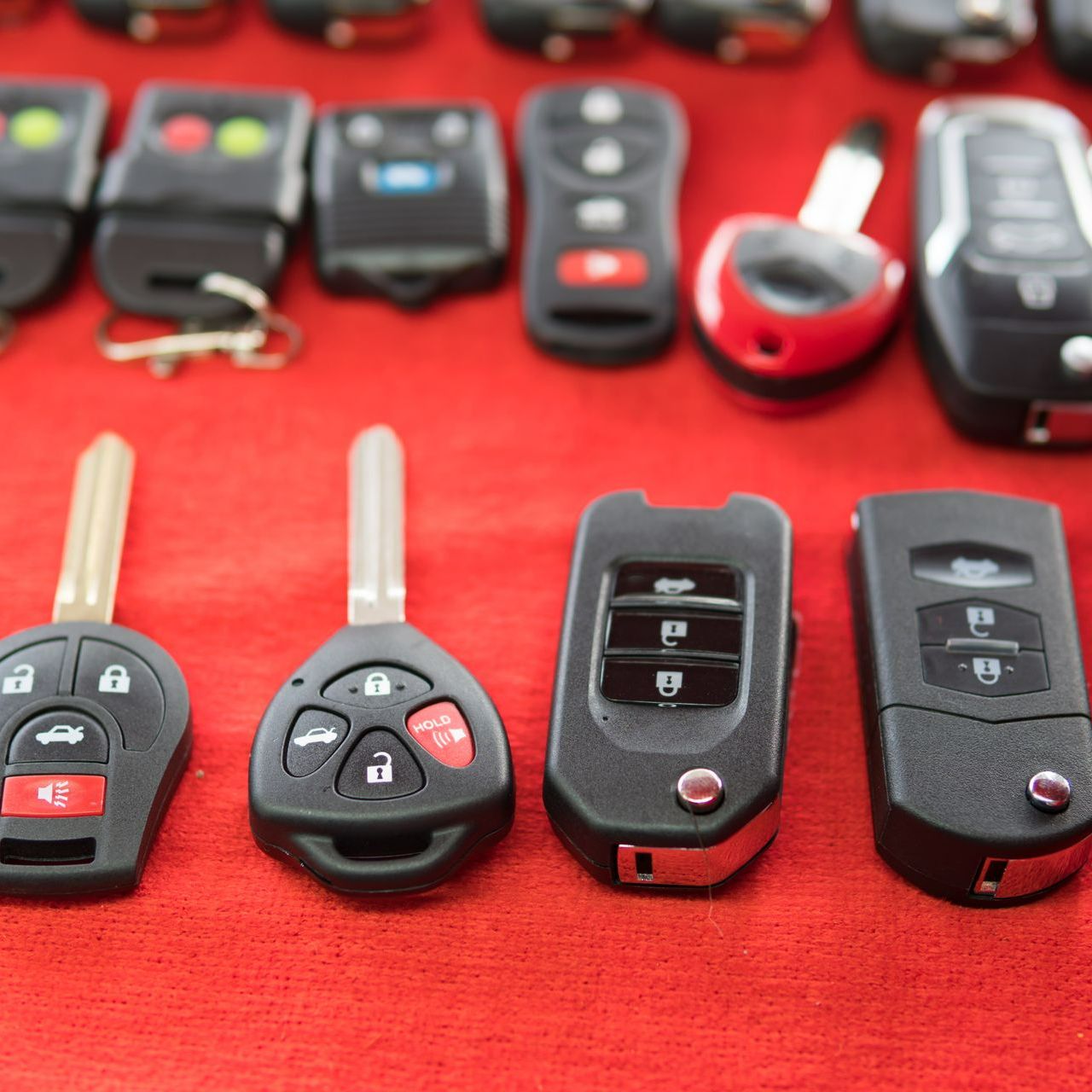 Des clés de voiture sur un tapis rouge
