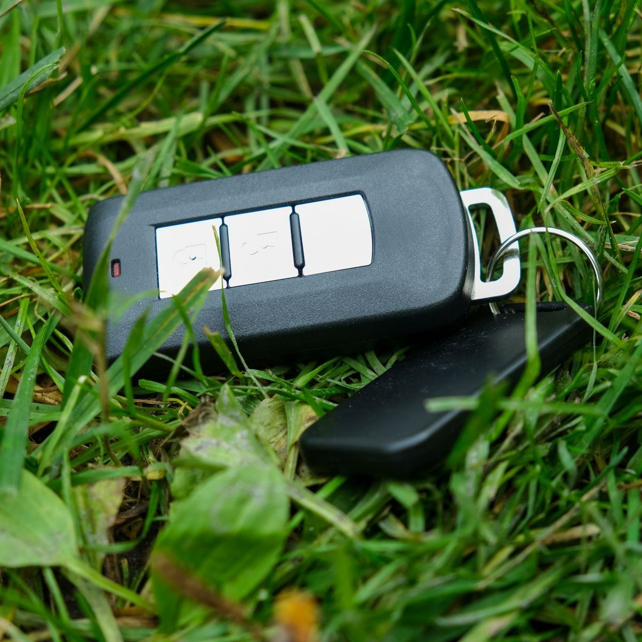 Un clé de voiture dans l'herbe
