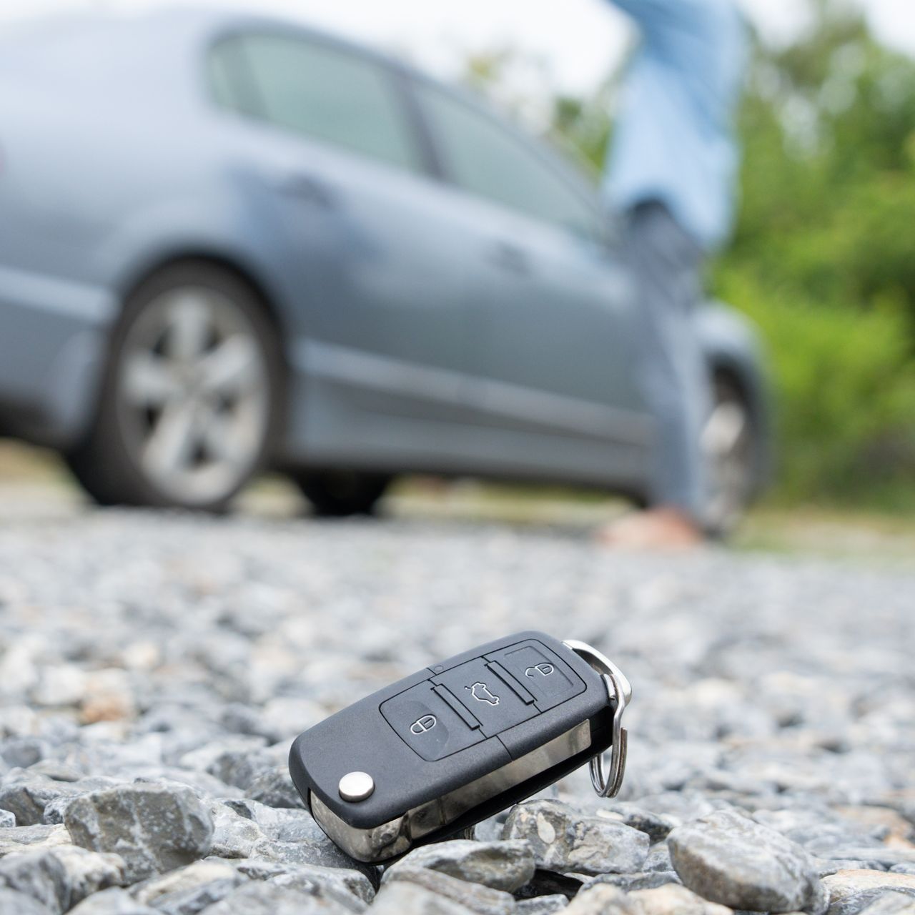 Une clé au sol dans un parking