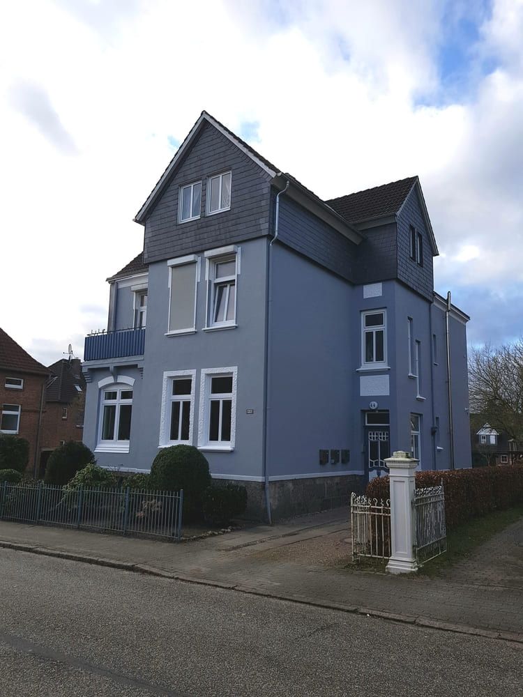 Ein großes blaues Haus mit vielen Fenstern