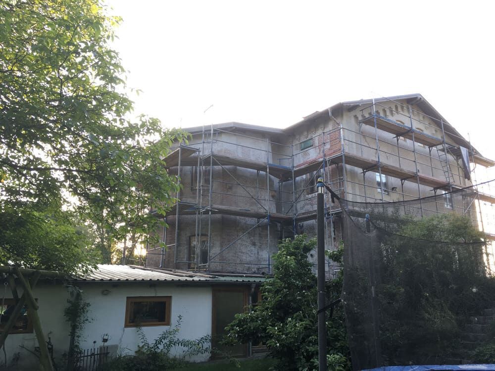 Ein großes Gebäude mit Gerüst darum herum ist im Bau.