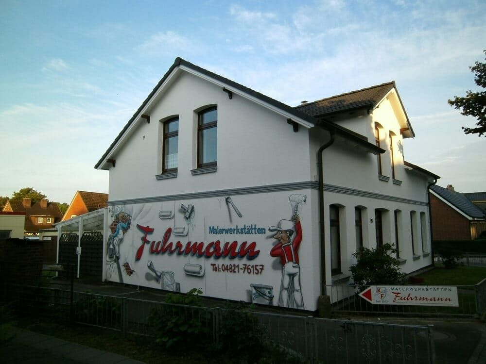 Ein weißes Gebäude mit einem Schild mit der Aufschrift Fuhrmann