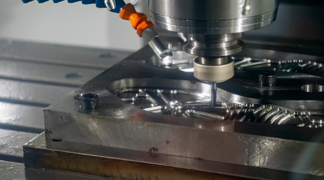 Una máquina está cortando un trozo de metal en una máquina.
