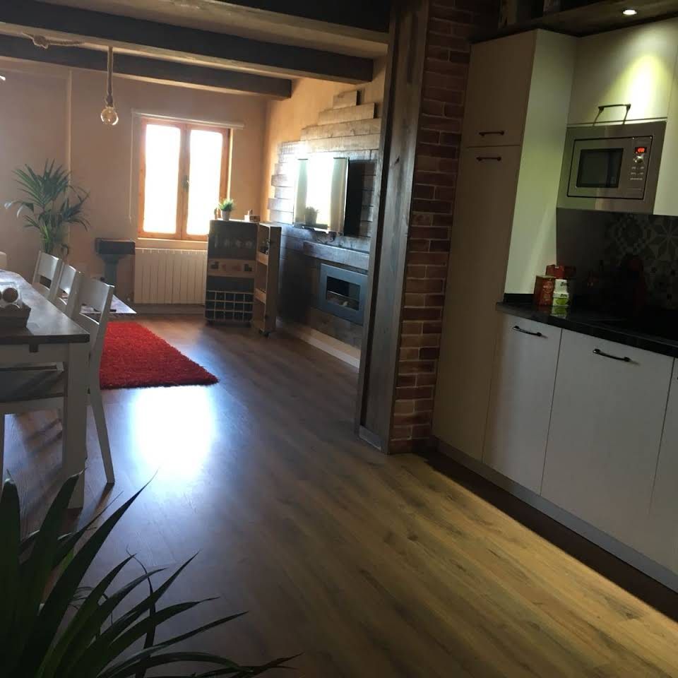 Una cocina con mesa y sillas y un microondas.