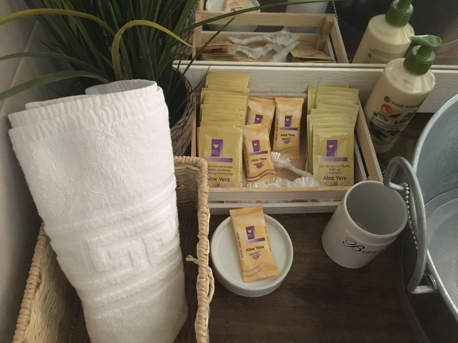 Un mostrador de baño con una toalla y una bandeja de jabón.