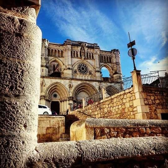 Un gran edificio de piedra con escaleras que conducen hasta él.