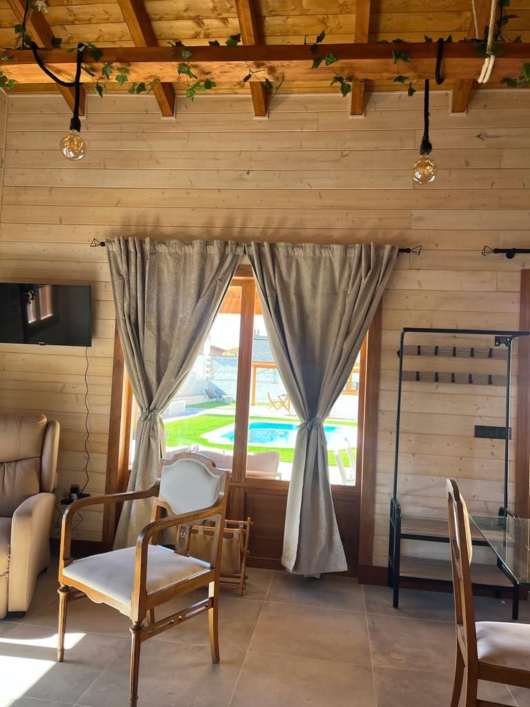 Una sala de estar con una piscina al fondo.