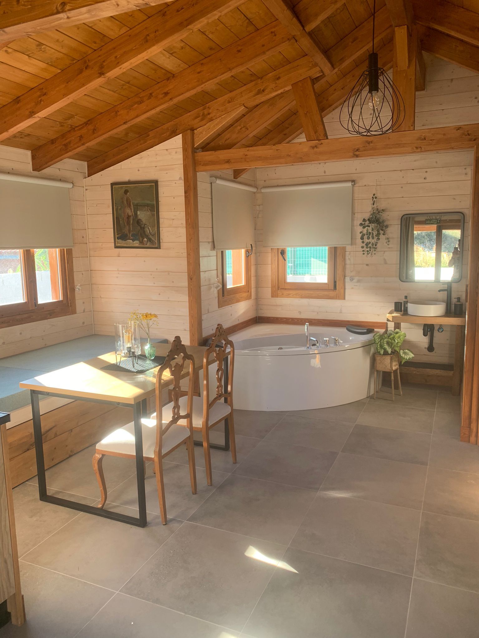 Hay una bañera grande en el medio de la habitación.