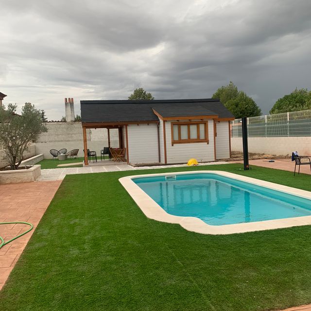 Una casa con piscina delante