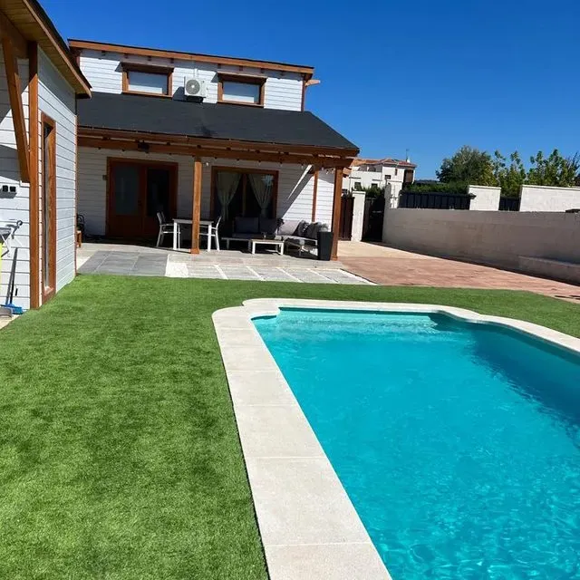 Una casa con piscina delante