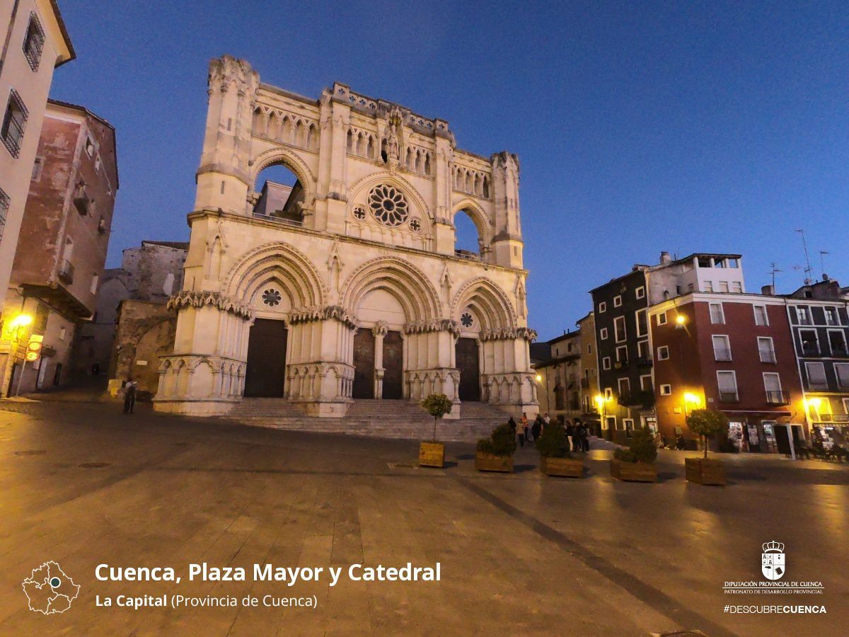 A picture of cuenca plaza mayor y catedral at night