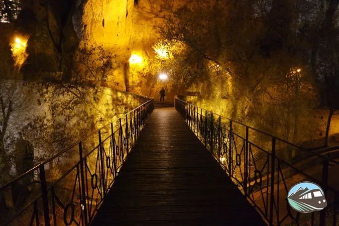 Hay un puente en el medio de una cueva.