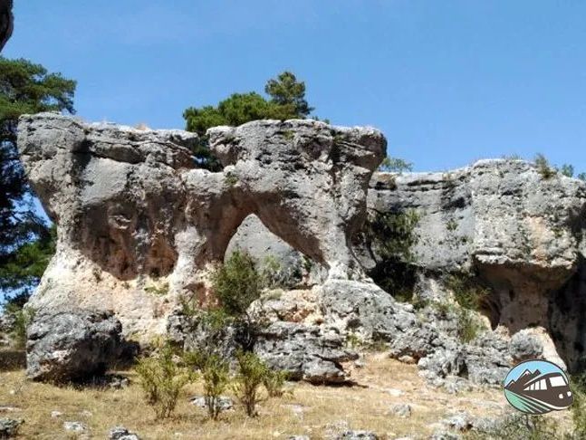 Una gran formación rocosa en medio de un campo