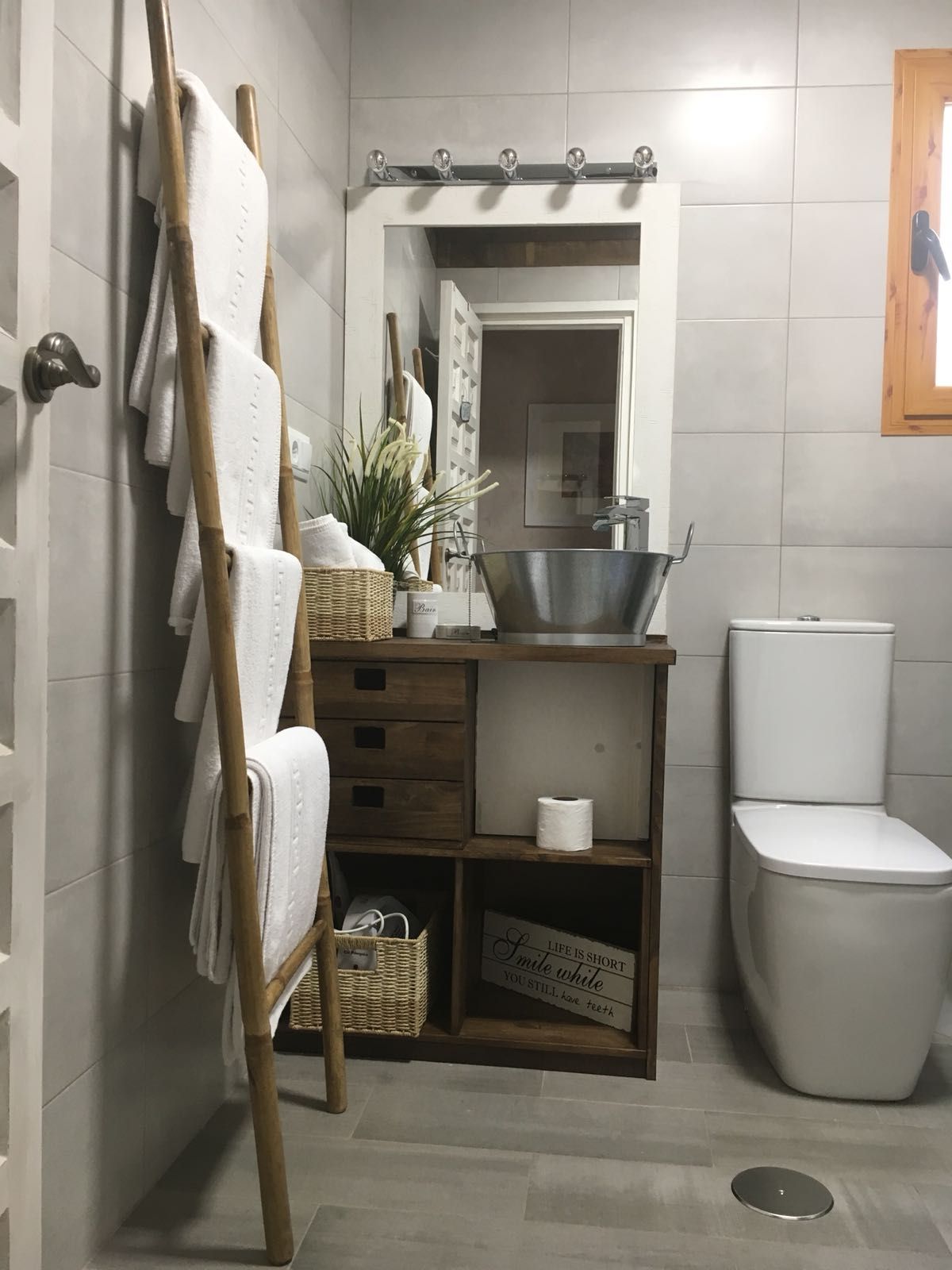 Un baño con inodoro, lavabo y espejo.