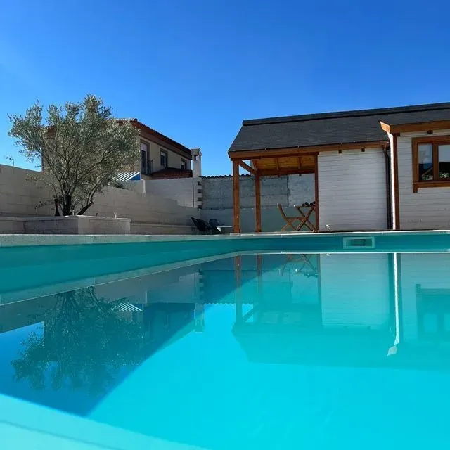 Una casa con piscina delante