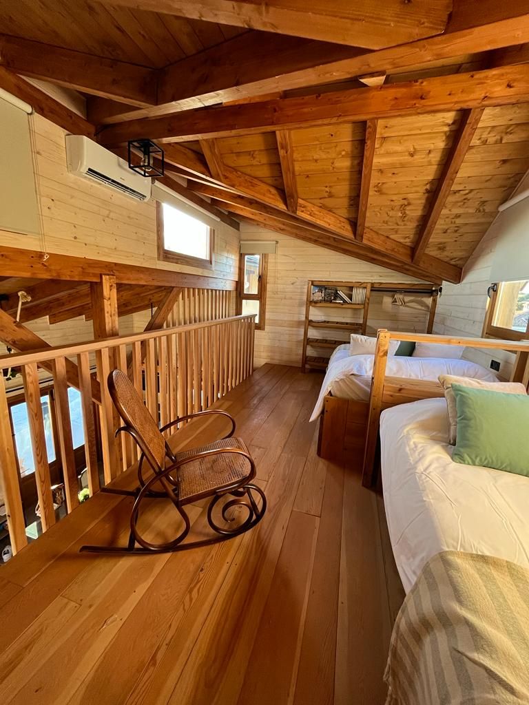 Hay una mecedora en el medio de la habitación.