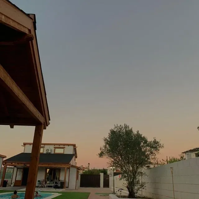 Una casa con piscina delante