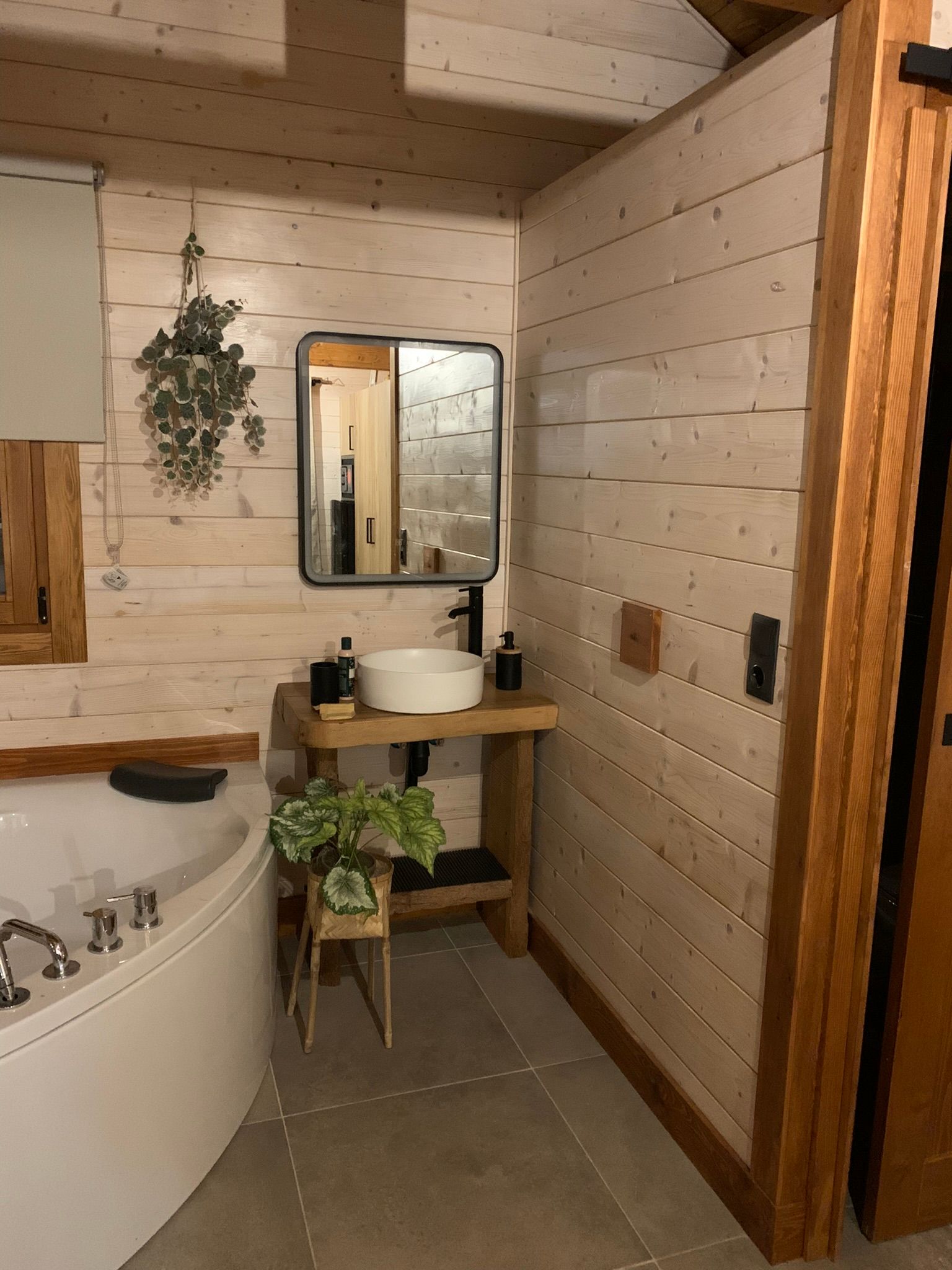 Un baño con bañera, lavabo y espejo.