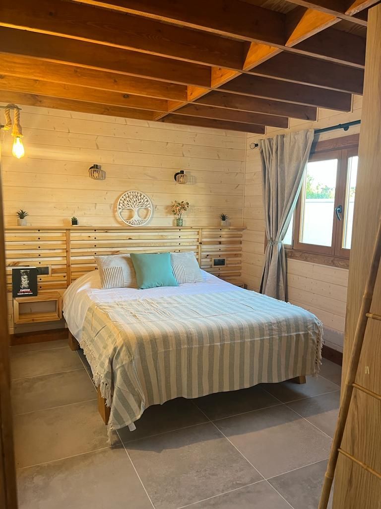 Hay una cama en el medio de la habitación.