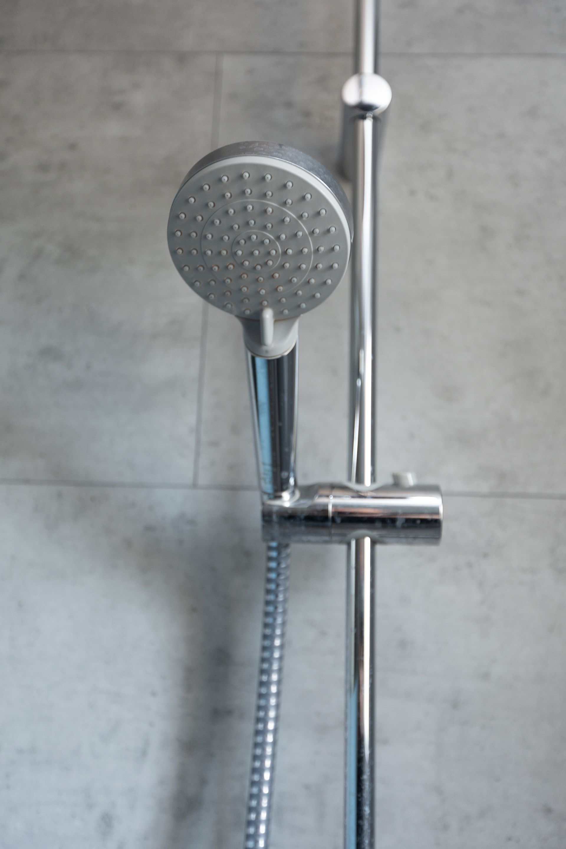 Gros plan sur un pommeau de douche