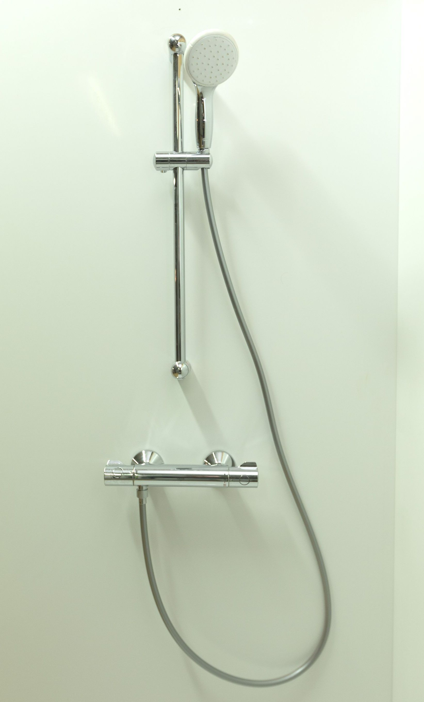 Douche sur revêtement mural blanc