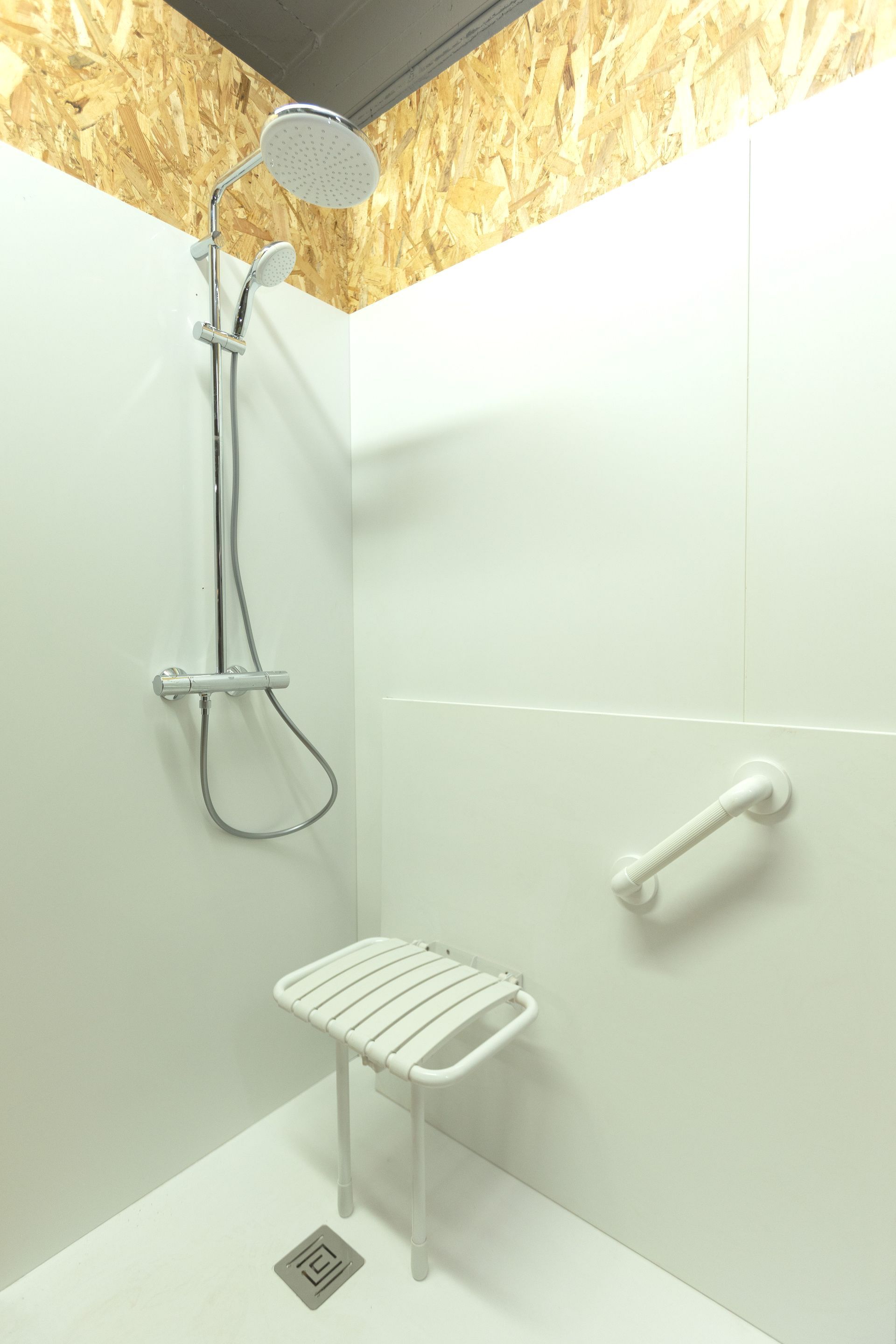 Douche avec installations PMR
