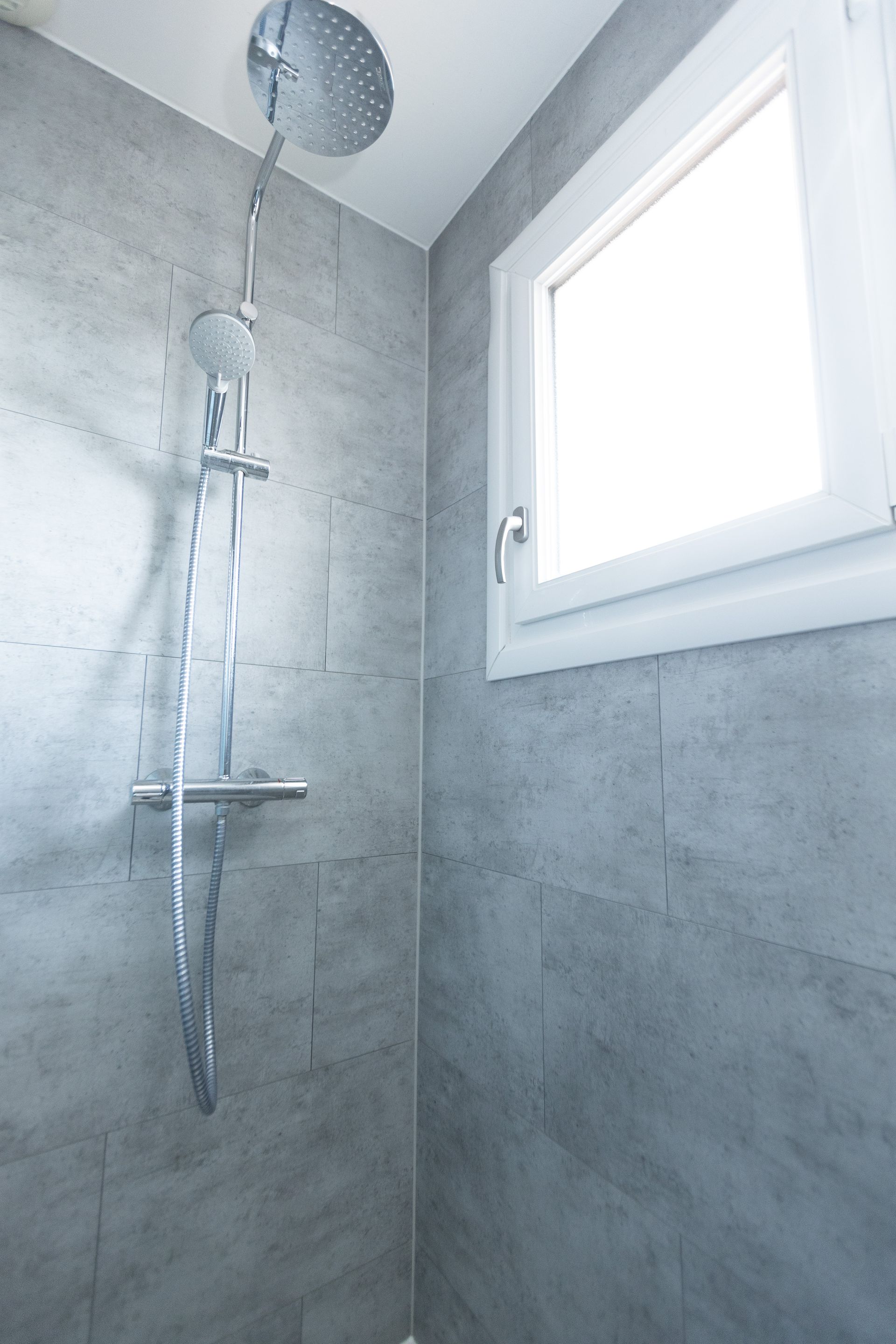 Douche sur revêtement mural gris