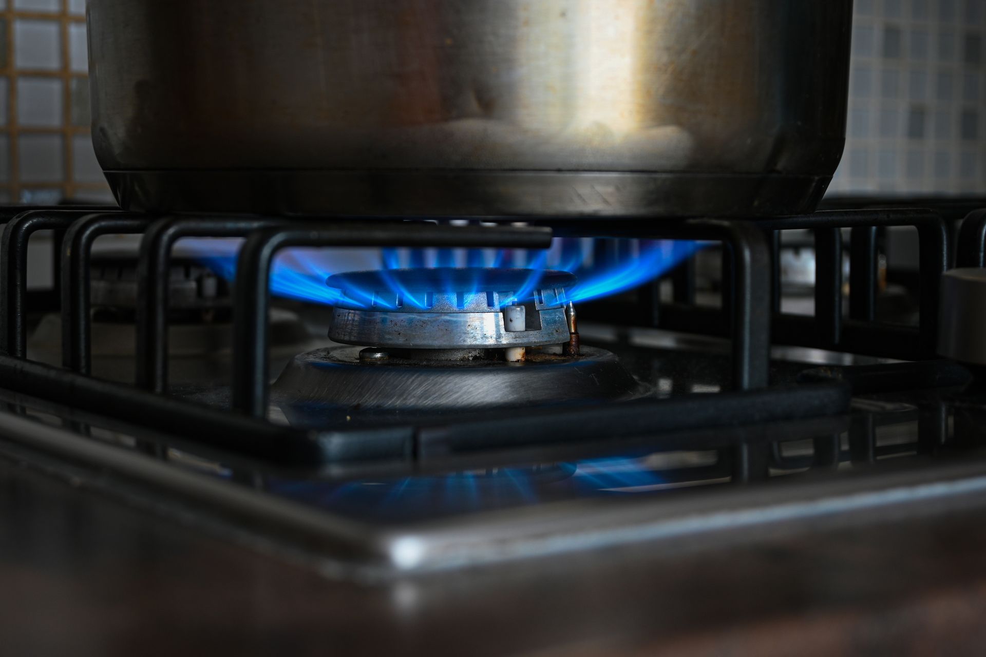 Casserole sur une plaque de cuisson à gaz allumée.