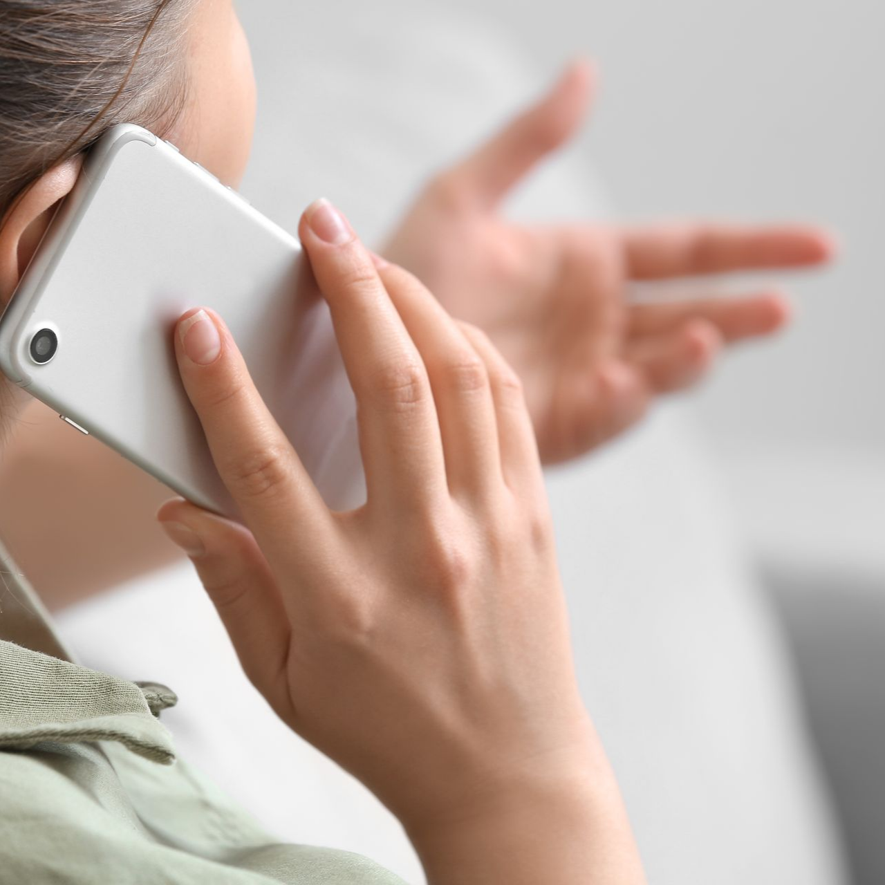 Une femme au téléphone.