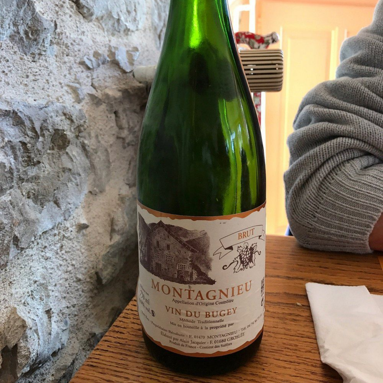 Une bouteille de vin de Montagnieu sur une table.