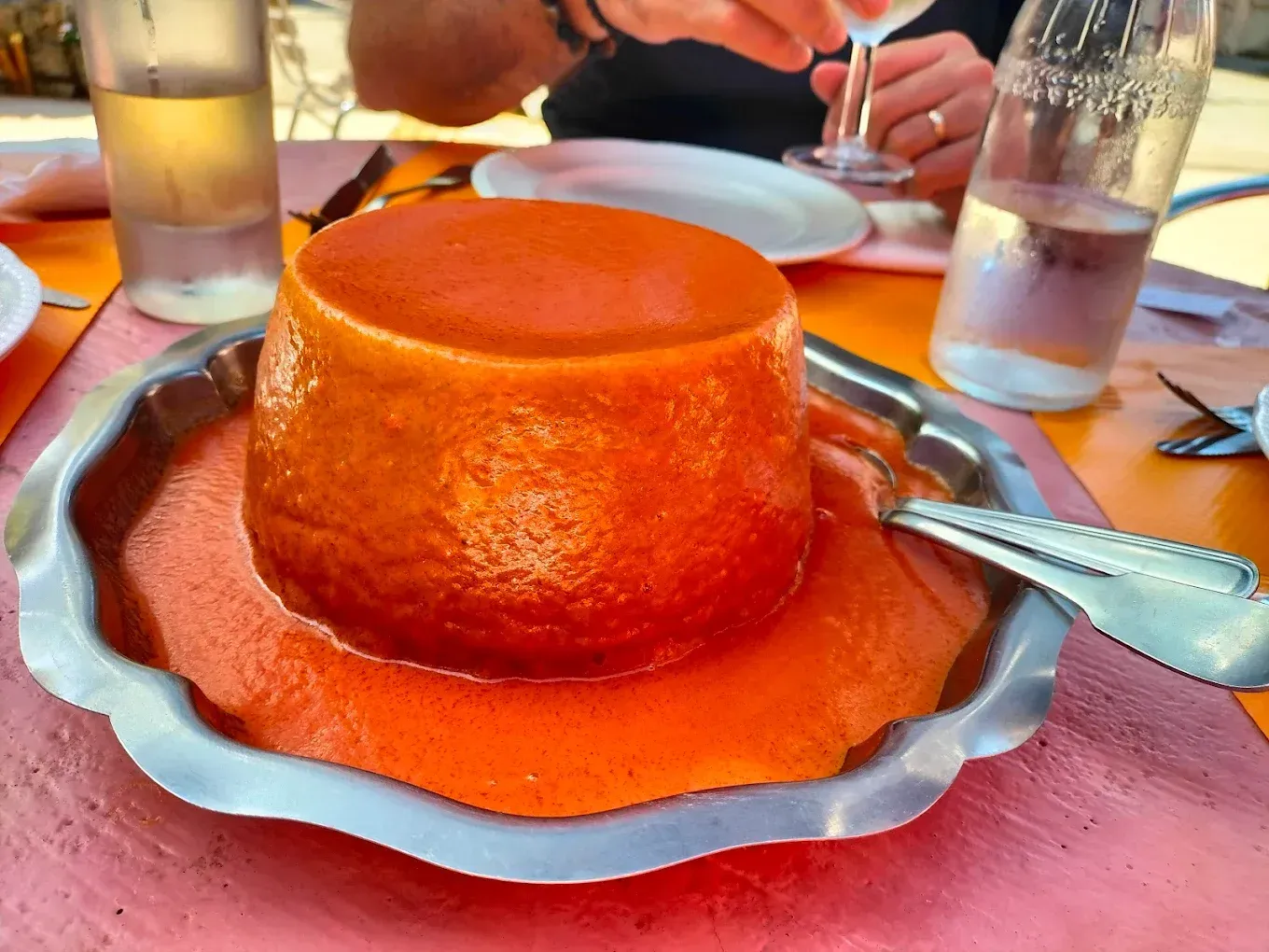 Plat nappé de sauce à l'orange et servi sur un plateau en argent.