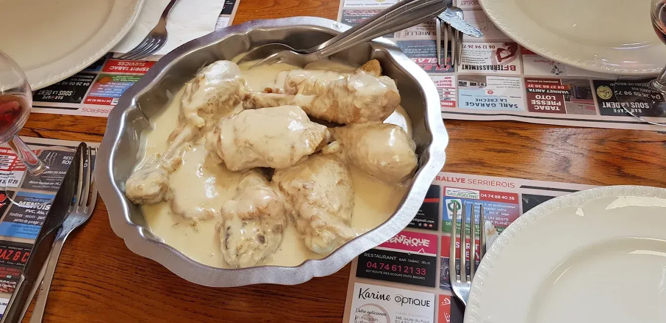 Menu de restaurant en cuir avec l'inscription MENU en relief sur la couverture.