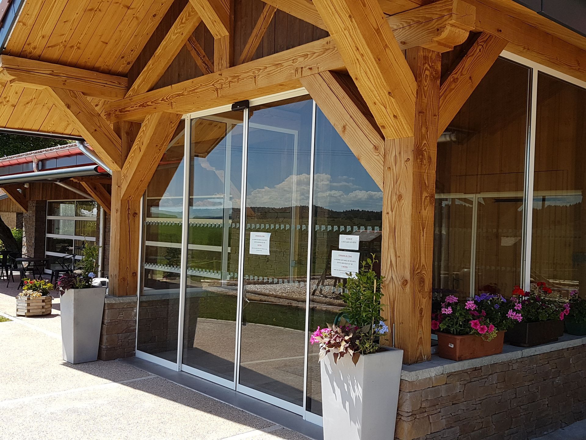 Porte automatique à l'entrée d'un restaurant