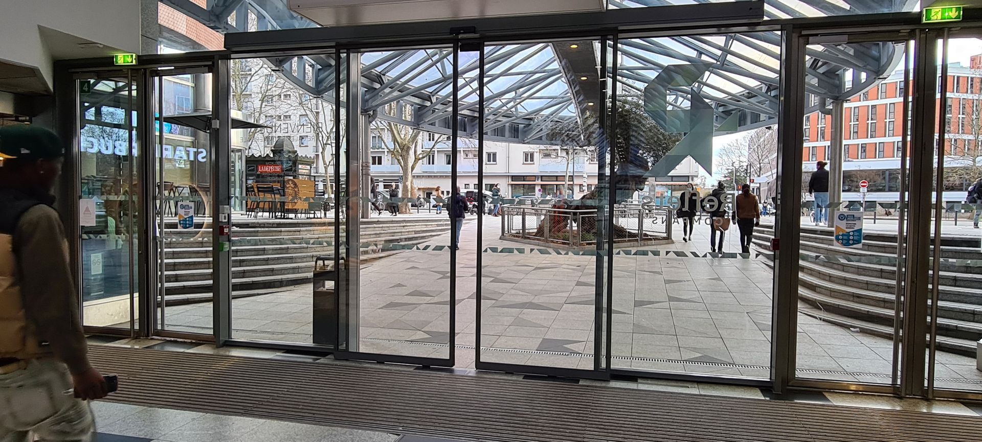 Porte automatique d'un centre commercial