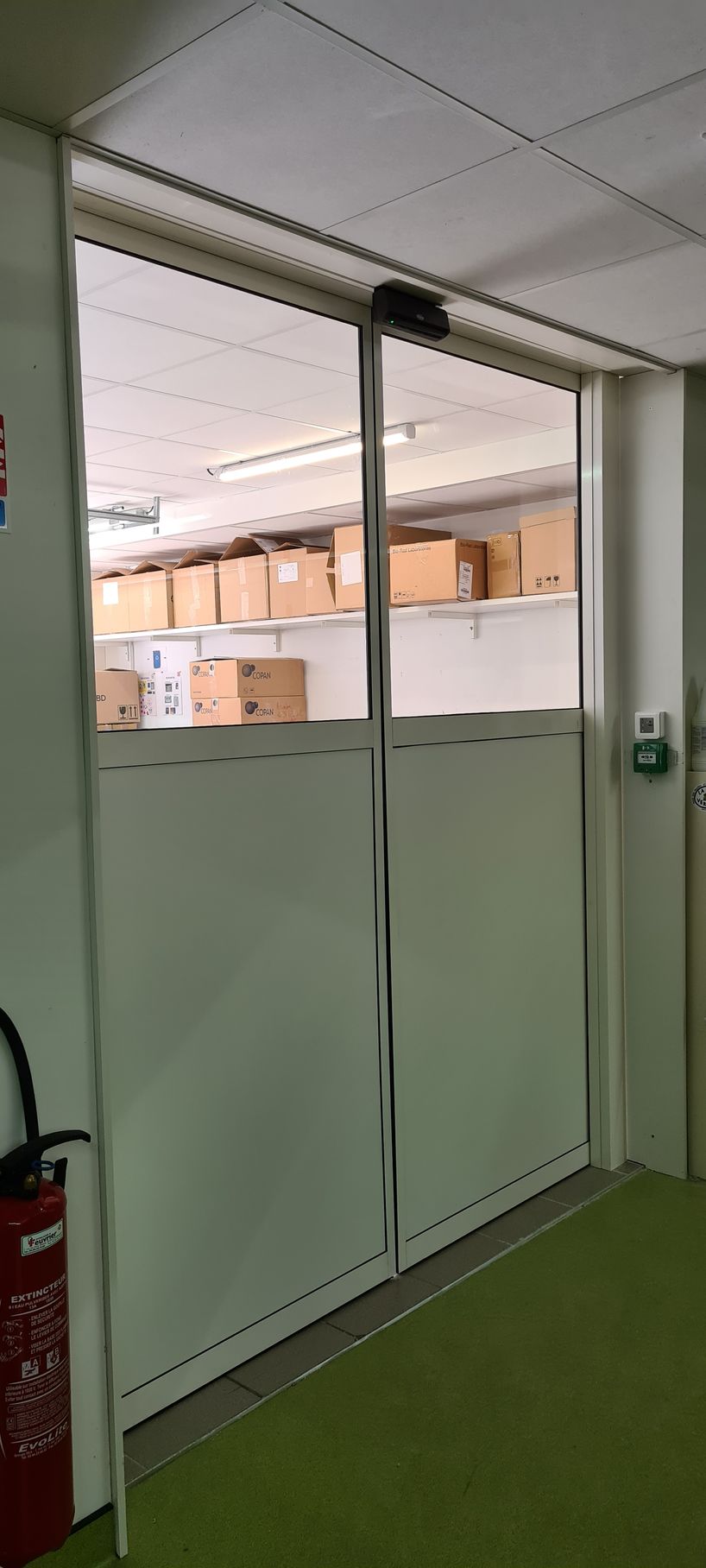 Porte automatique donnant sur un entrepôt