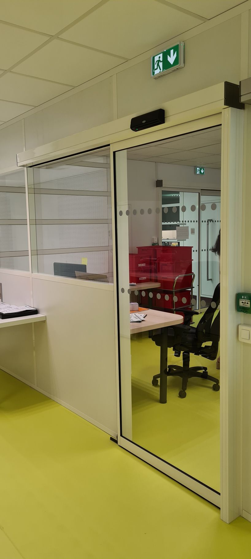 Porte automatique donnant sur un bureau