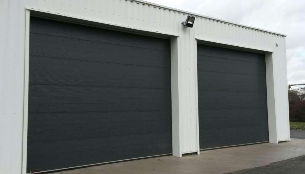 Portes de deux garages