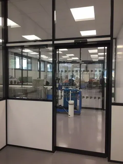 Porte automatique d'un atelier industriel