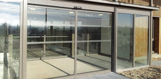 Porte automatique grise